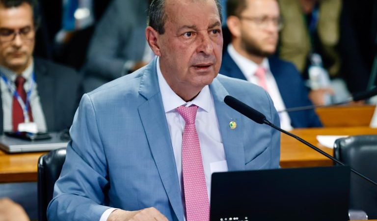Retorno do recesso parlamentar coloca o nome de Omar Aziz em alta para presidir a CPMI do INSS