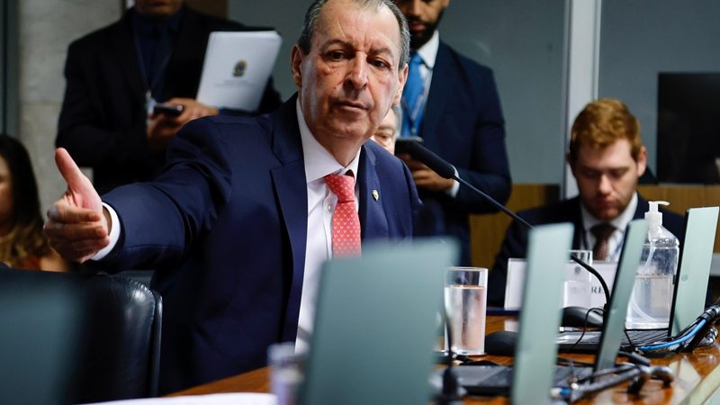 Omar Aziz critica pirotecnia em operação pequenos garimpeiros no Rio Madeira e pede punição a verdadeiros criminosos