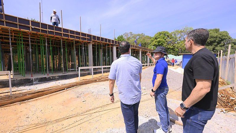 Prefeito David Almeida vistoria obras de assistência social e saúde em Manaus