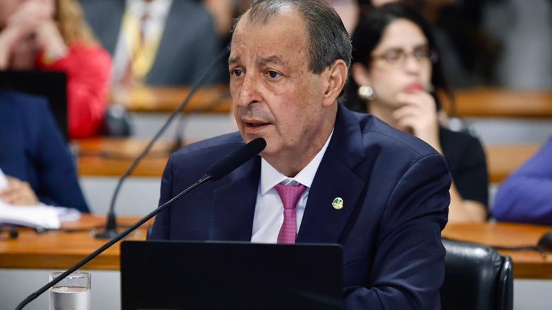 Omar Aziz lidera reação e CCJ rejeita PEC que blindava parlamentares