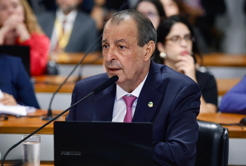 Omar Aziz lidera reação e CCJ rejeita PEC que blindava parlamentares