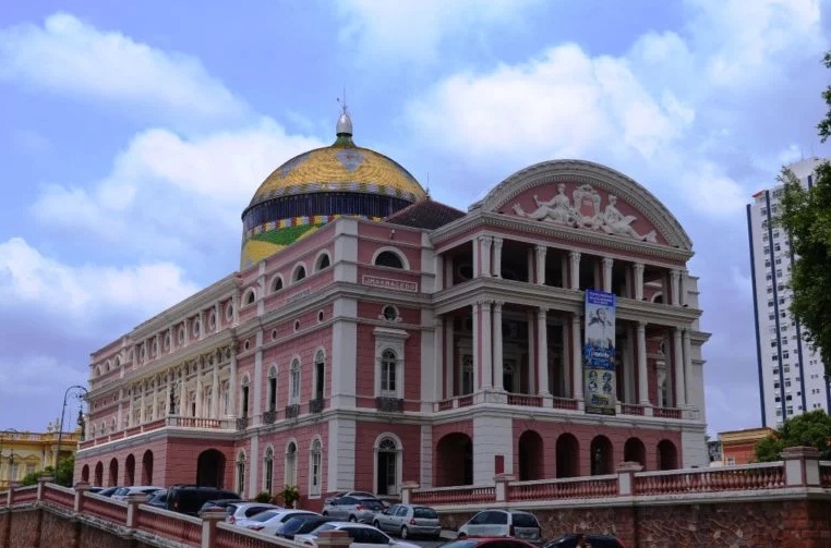 Homem é esfaqueado várias vezes próximo ao Teatro Amazonas