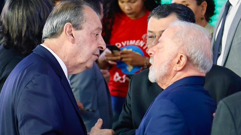 Omar Aziz participa de sanção de lei que garante energia elétrica gratuita para famílias de baixa renda