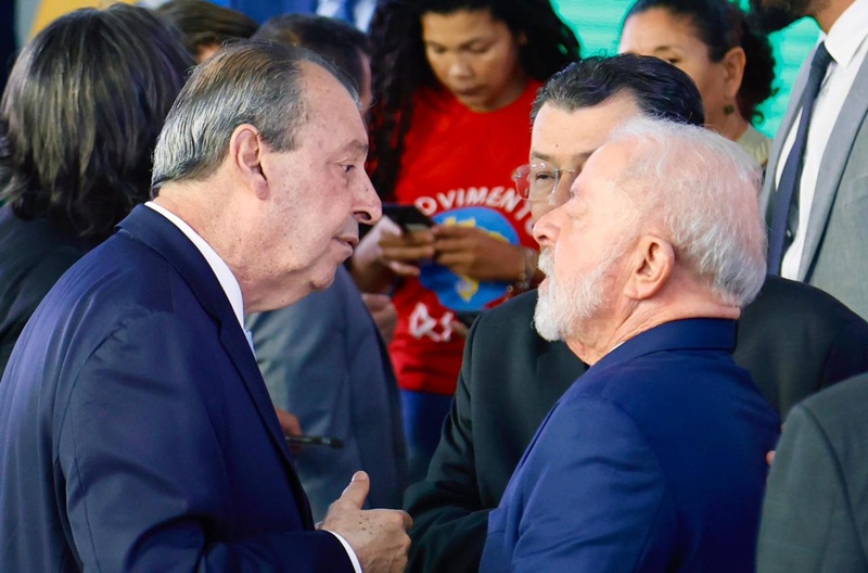 Omar Aziz participa de sanção de lei que garante energia elétrica gratuita para famílias de baixa renda