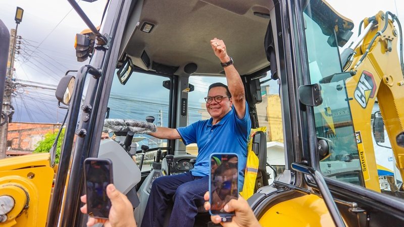 Prefeitura de Coari reforça limpeza urbana com novos caminhões e retroescavadeiras