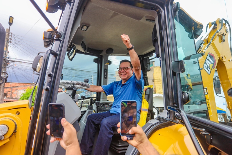 Prefeitura de Coari reforça limpeza urbana com novos caminhões e retroescavadeiras