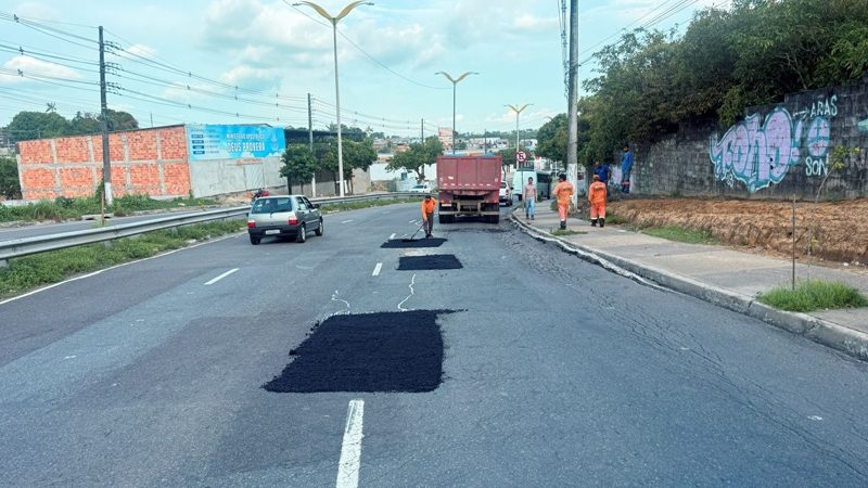 Prefeitura de Manaus realiza manutenção asfáltica na avenida Nathan Xavier, no bairro Novo Aleixo