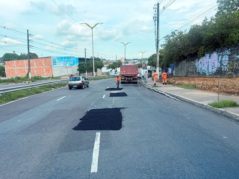 Prefeitura de Manaus realiza manutenção asfáltica na avenida Nathan Xavier, no bairro Novo Aleixo
