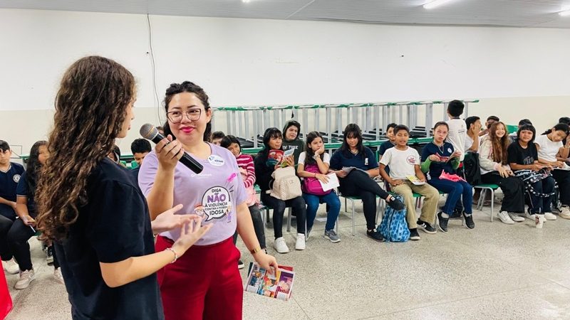 Prefeitura de Manaus promove diálogo sobre respeito aos idosos em escola da zona Norte