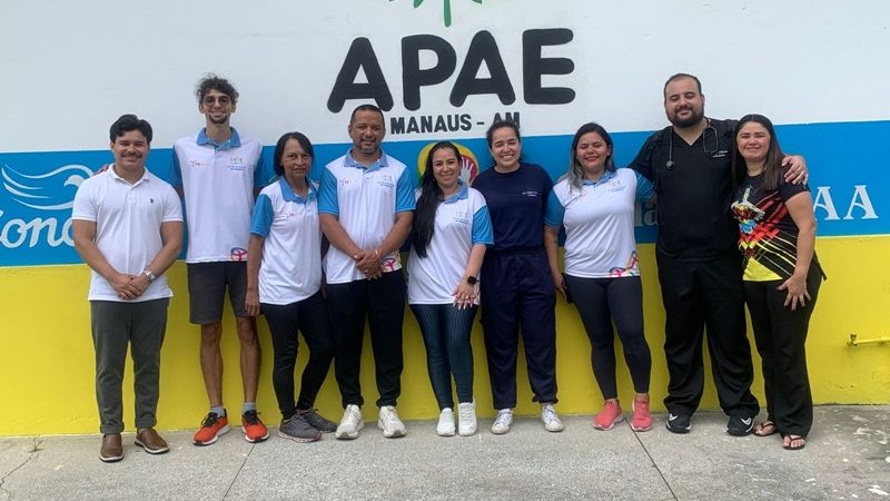Médicos voluntários realizam triagem dermatológica em crianças e jovens autistas na Apae Manaus para o início das atividades de natação do Programa TEAtivo