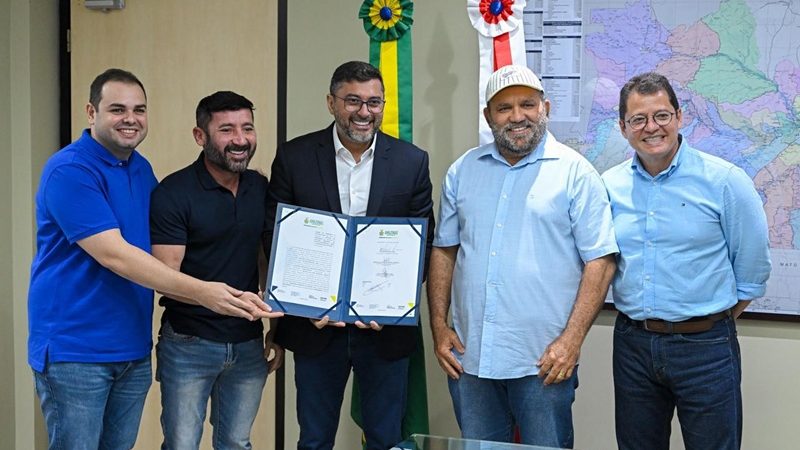 Prefeito Nicson Marreira firma convênio para pavimentar bairros de Tefé