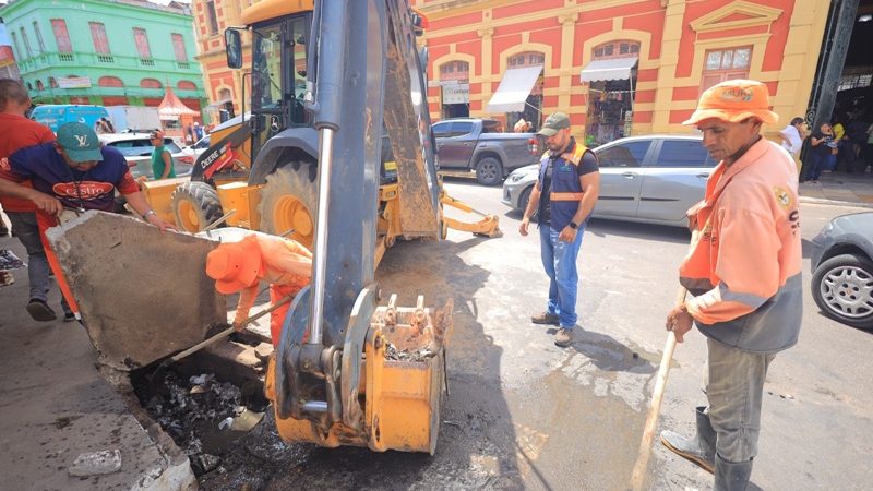Prefeitura de Manaus realiza manutenção no entorno do mercado municipal Adolpho Lisboa