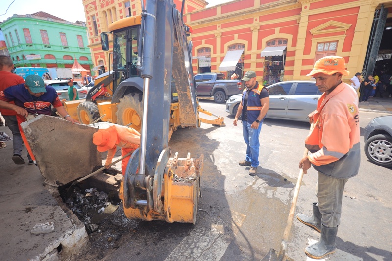 Prefeitura de Manaus realiza manutenção no entorno do mercado municipal Adolpho Lisboa