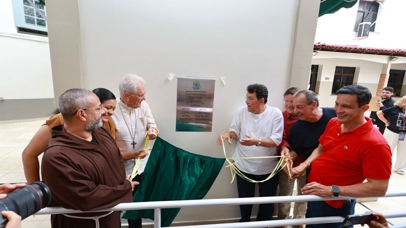 Senador Omar Aziz participa de solenidade em ação de graças pela obra de reforma da Igreja de São Sebastião, em Manaus