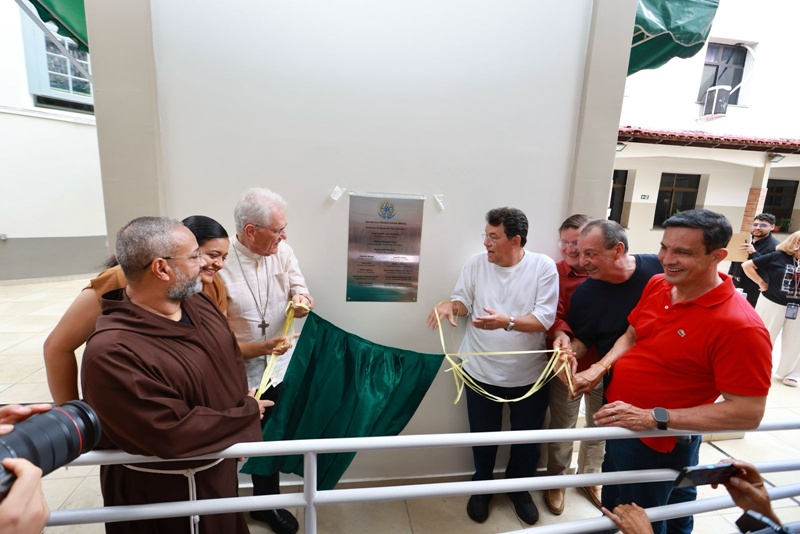 Senador Omar Aziz participa de solenidade em ação de graças pela obra de reforma da Igreja de São Sebastião, em Manaus