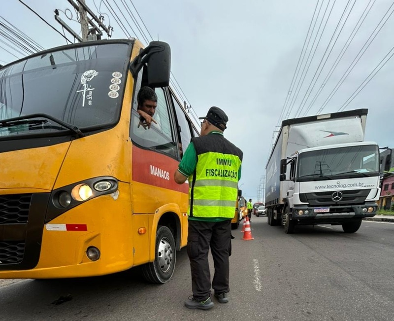 Operação da prefeitura aborda 61 veículos no bairro São José e retira transporte irregular de circulação