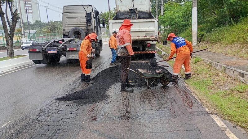 Prefeitura de Manaus realiza serviços de manutenção asfáltica na avenida Rodrigo Otávio