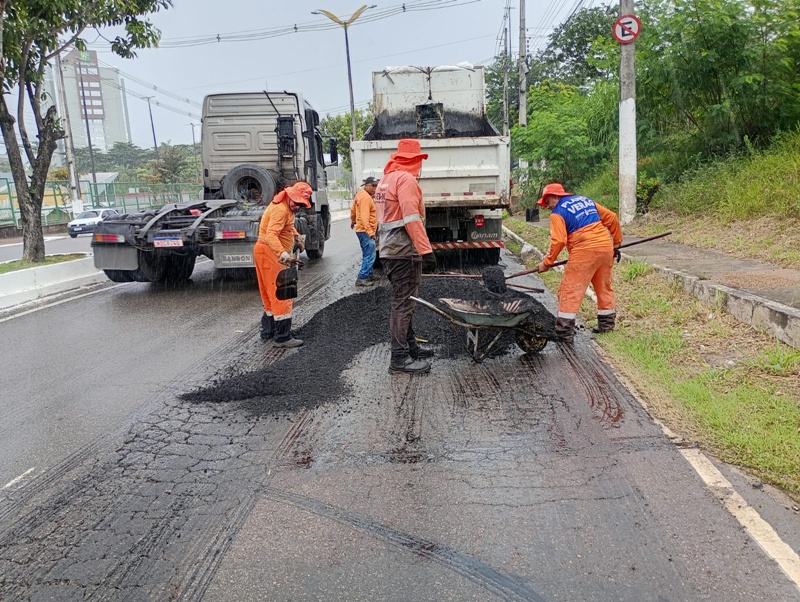 Prefeitura de Manaus realiza serviços de manutenção asfáltica na avenida Rodrigo Otávio