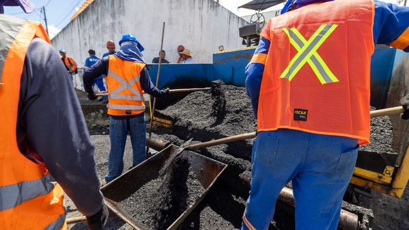 Eduardo Braga vistoria asfaltamento viabilizado com recursos de seu mandato nos núcleos 15 e 16 da Cidade Nova