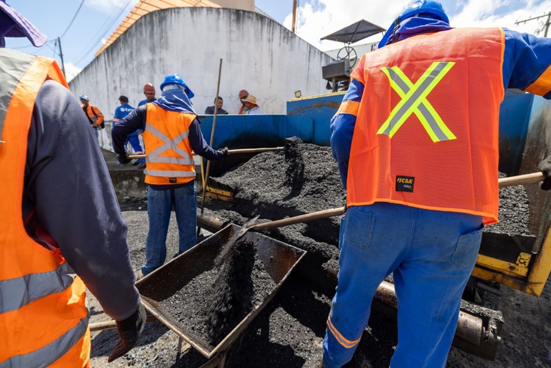 Eduardo Braga vistoria asfaltamento viabilizado com recursos de seu mandato nos núcleos 15 e 16 da Cidade Nova