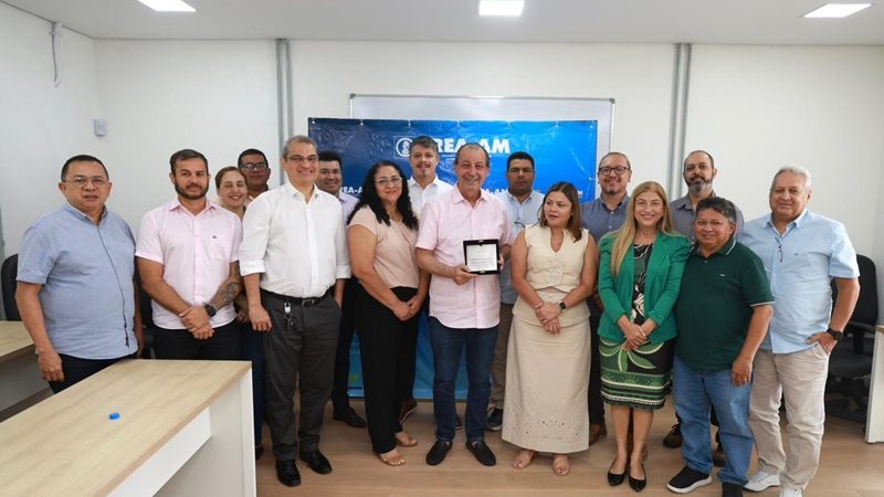 Omar Aziz reúne com lideranças da engenharia e agronomia do Amazonas e recebe homenagem em visita ao Crea-AM