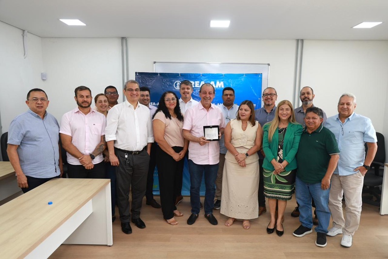 Omar Aziz reúne com lideranças da engenharia e agronomia do Amazonas e recebe homenagem em visita ao Crea-AM