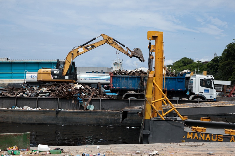 Prefeitura de Manaus realiza primeira operação de transbordo do lixo retirado da orla em 2026