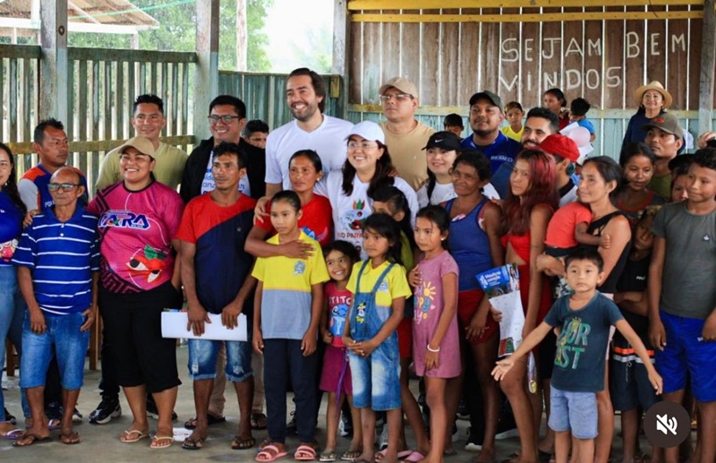 Thiago Abrahim visita escolas na zona rural de Maués e reforça compromisso com a educação