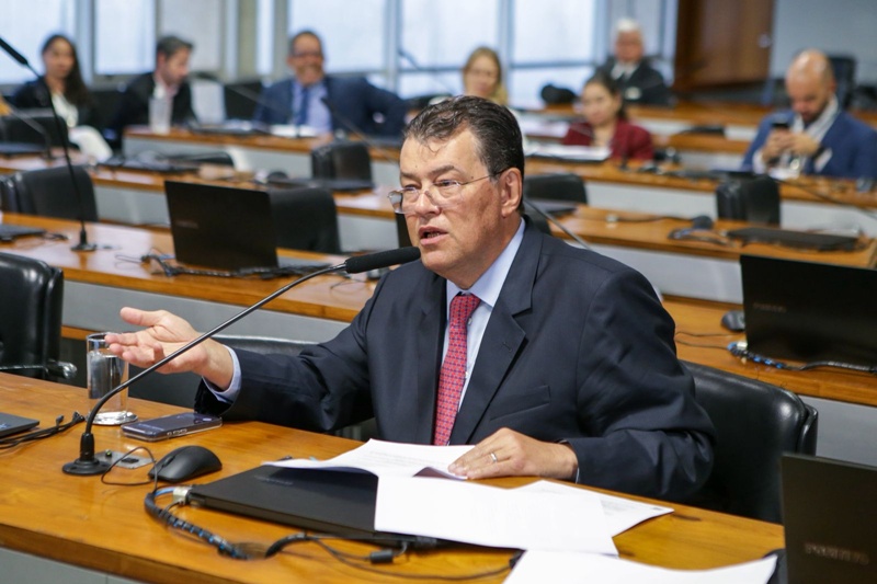 Com articulação de Eduardo Braga, comissão aprova novas regras do seguro defeso