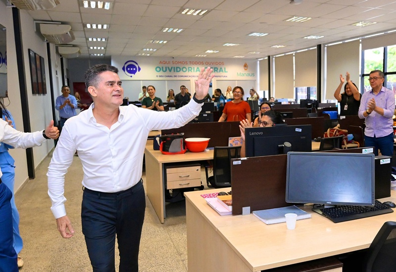 Prefeito David Almeida percorre sede da prefeitura, agradece servidores e reforça transição com foco na continuidade da gestão