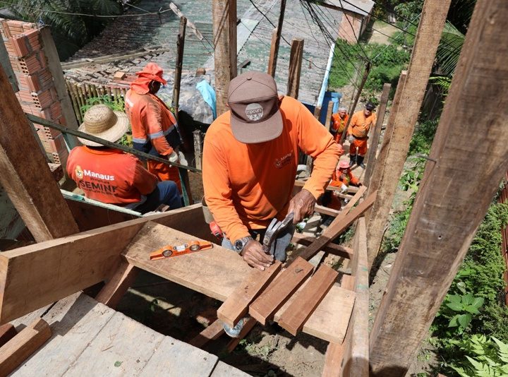 Prefeitura de Manaus constrói escadaria de 45 metros e garante mais segurança e mobilidade na zona Norte   