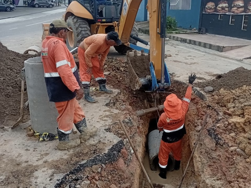 Prefeitura de Manaus inicia obra de drenagem em Flores durante feriado para prevenir alagamentos