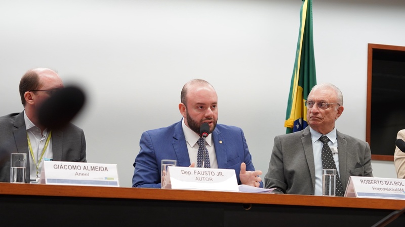 Deputado Fausto Jr. cobra respostas da Âmbar Energia durante audiência pública sobre crise energética no Amazonas