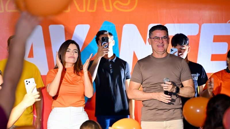 David conversa com moradores da Compensa e destaca a nova Feira do Quarentão, Prato do Povo, ruas asfaltadas e avanços na saúde