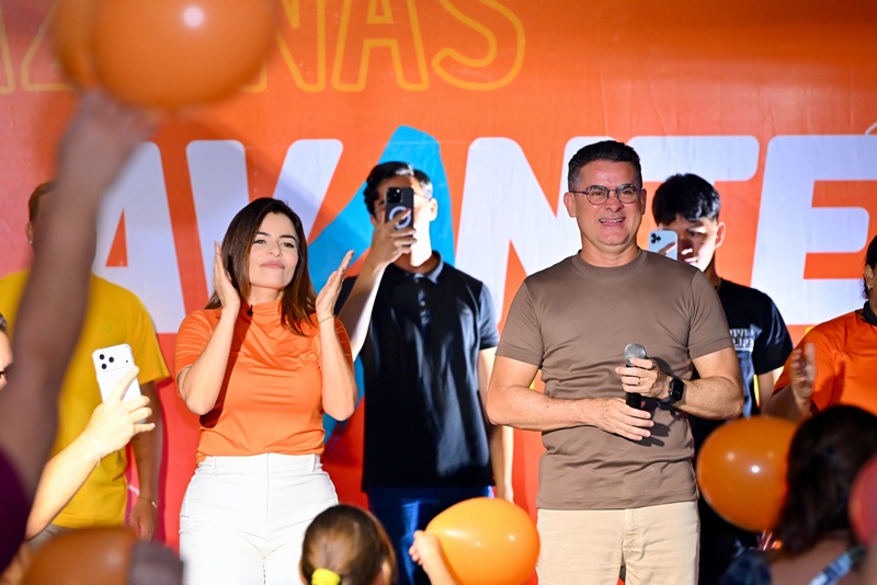 David conversa com moradores da Compensa e destaca a nova Feira do Quarentão, Prato do Povo, ruas asfaltadas e avanços na saúde